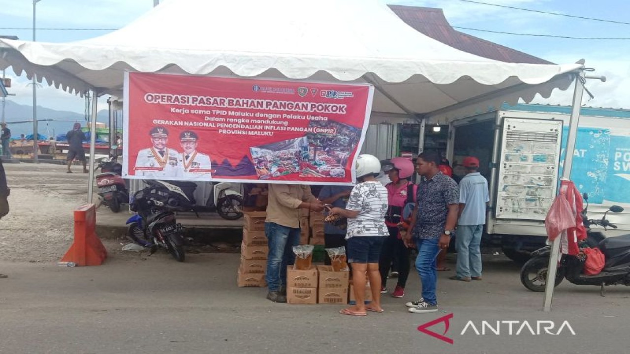 Pasar Murah Disperindag Maluku di Kota Ambon, Senin (14/11/2022). (ANTARA/John Soplanit)