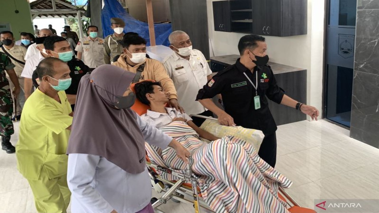 Pasien korban tragedi Kanjuruhan bernama Vicky Hermansyah pada saat meninggalkan Rumah Sakit Umum Daerah (RSUD) Kanjuruhan, di Kabupaten Malang, Jawa Timur, Rabu (2/11/2022). (ANTARA/Vicki Febrianto)
