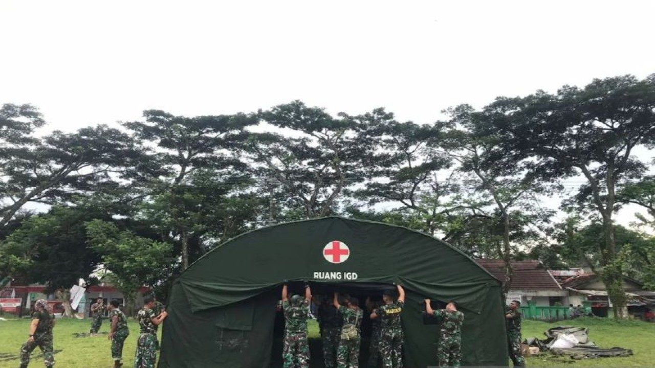 Pasukan Marinir melaksanakan setup posko dan rumah sakit lapangan, Jawa Barat, Jumat (25/11/2022). ANTARA/HO-Dinas Penerangan Angkatan Laut