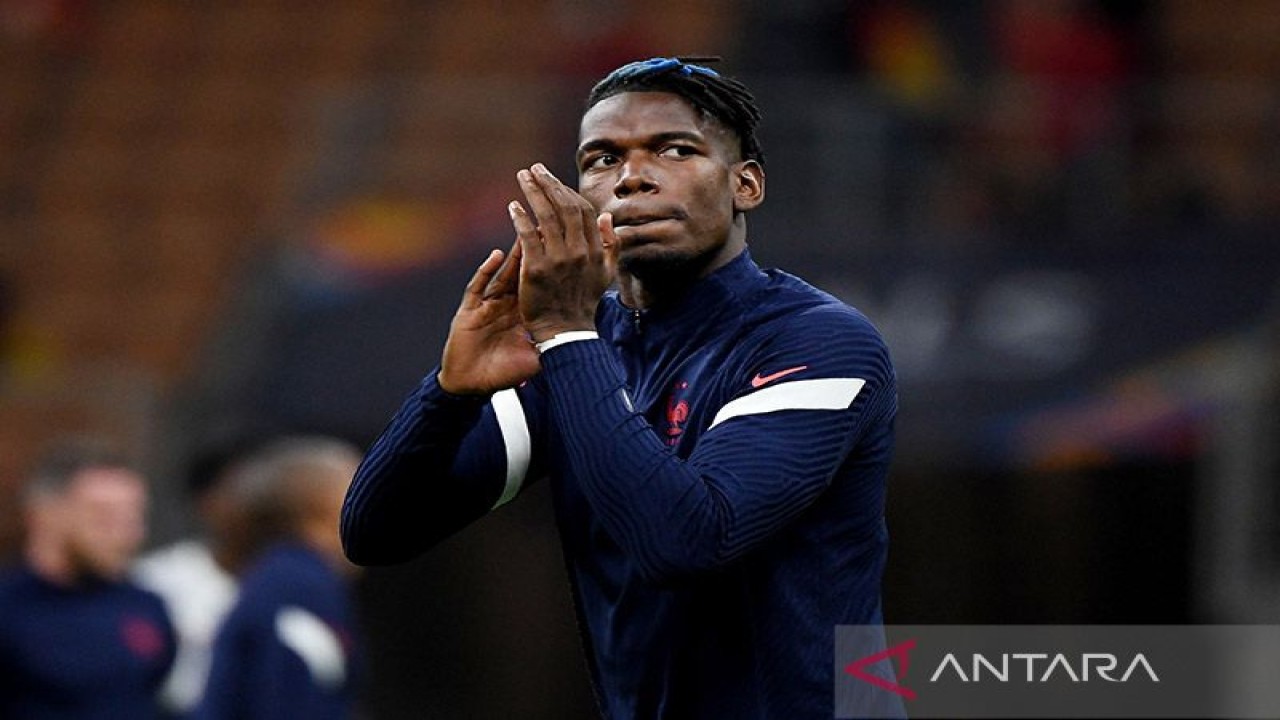 Pemain nasional Prancis Paul Pogba dalam pemanasan menjelang pertandingan final Nations Legue antara Prancis melawan Spanyol di San Siro Italia, Minggu (10/10/2021). ANTARA/REUTERS/Alberto Lingria/am.