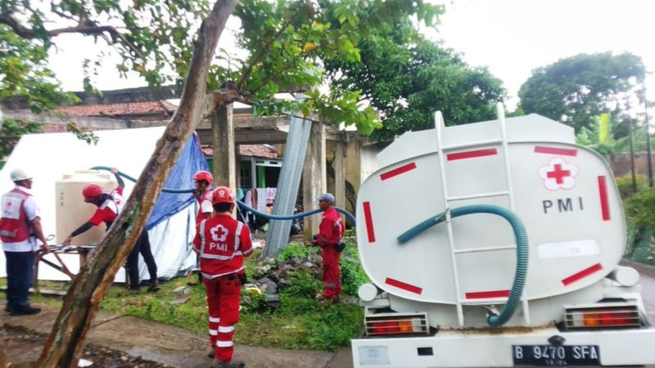 Pasokan air bersih untuk warga terdampak gempa Cianjur, Jawa Barat, dapat dilayani PMI dengan menurunkan 12 unit mobil tangki air.(ANTARA/Ahmad Fikri).