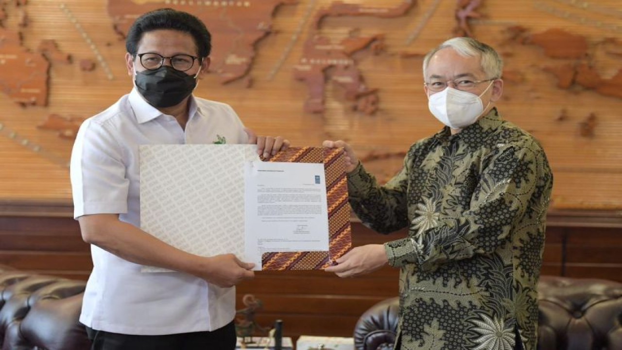 Mendes PDTT Abdul Halim Iskandar (kiri) secara simbolis bertukar dokumen kerja sama dengan Perwakilan UNDP di Jakarta, Rabu (23/11/2022). (ANTARA/HO-Kemendes PDTT)