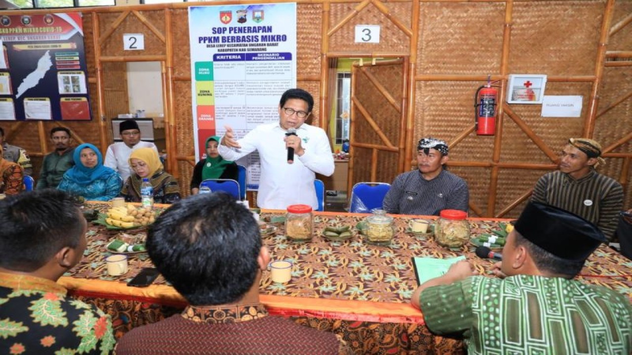 Mendes PDTT Abdul Halim Iskandar memberikan arahan saat memyambangi Kantor Desa Lerep, Kecamatan Ungaran Barat, Kabupaten Semarang, Kamis (24/11/2022). (ANTARA/HO-Kemendes PDTT)