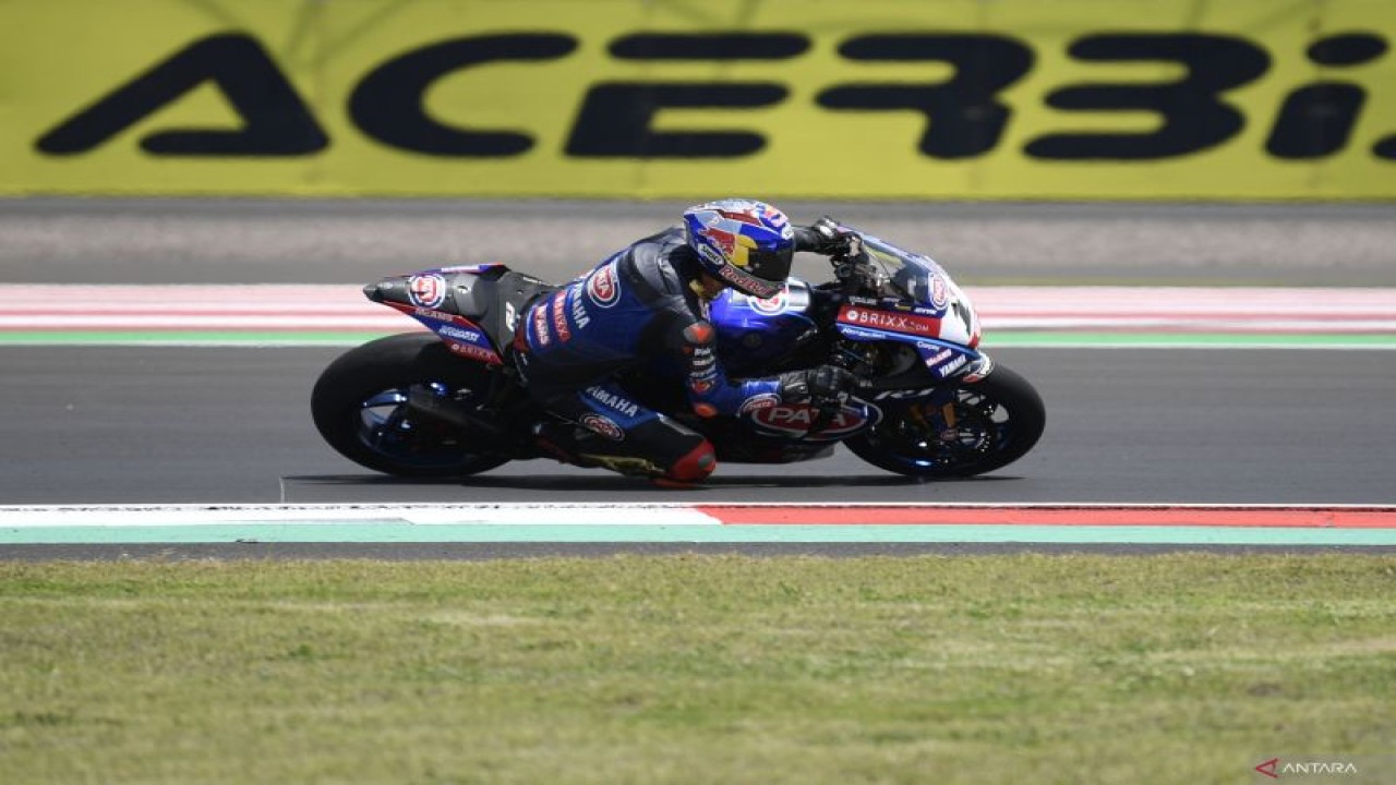 Pebalap Pata Yamaha With Brixx WorldSBK Toprak Razgatlioglu memacu kecepatan pada latihan bebas pertama (FP1) World Superbike 2022 di Pertamina Mandalika International Street Circuit, KEK Mandalika, Desa Kuta, Kecamatan Pujut, Praya, Lombok Tengah, NTB, Jumat (11/11/2022). ANTARA FOTO/Puspa Perwitasari/nz