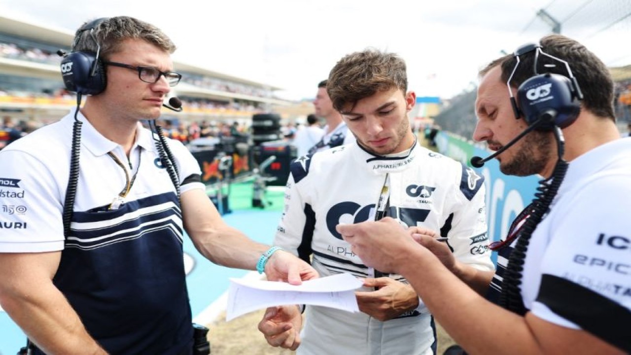 Pebalap tim AlphaTauri Pierre Gasly bersiap sebelum balapan Grand Prix Amerika Serikat, Circuit of the Americas, Austin, Texas. (23/10/2022) (Getty Images via AFP/PETER FOX)