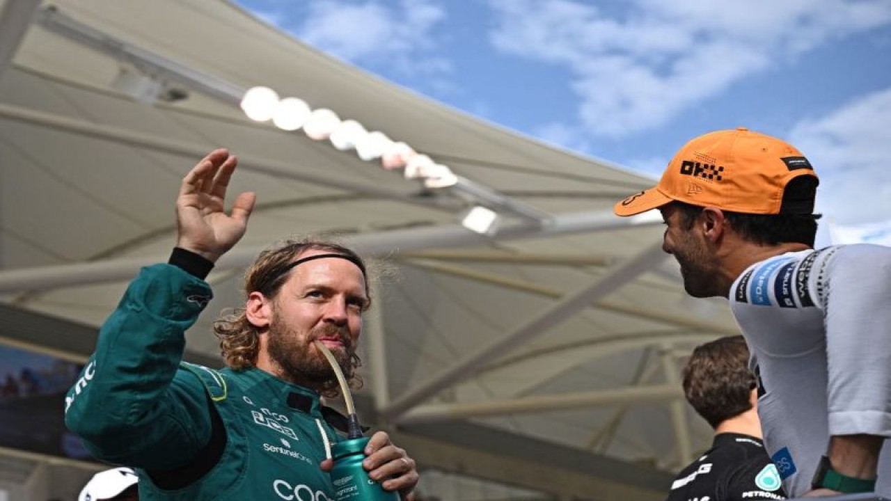 Pebalap tim Aston Martin Sebastian Vettel menyapa para penggemar pada Grand Prix Abu Dhabi, Sirkuit Yas Marina. (20/11/2022) (AFP/BEN STANSALL)