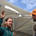 Pebalap tim Aston Martin Sebastian Vettel menyapa para penggemar pada Grand Prix Abu Dhabi, Sirkuit Yas Marina. (20/11/2022) (AFP/BEN STANSALL)-1668995431