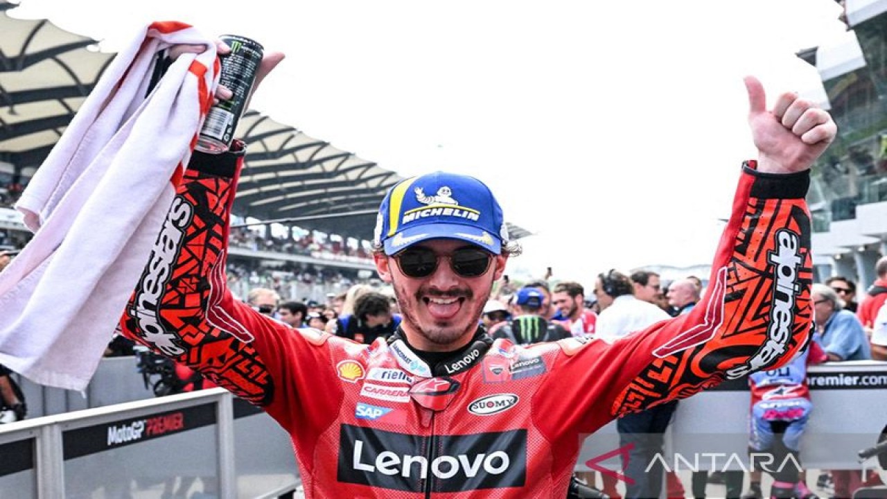 Pebalap tim Ducati Francesco Bagnaia melakukan selebrasi setelah memenangi Grand Prix Malaysia, Sirkuit Sepang, Minggu (23/10/2022) ANTARA/AFP/Mohd Rasfan/am.