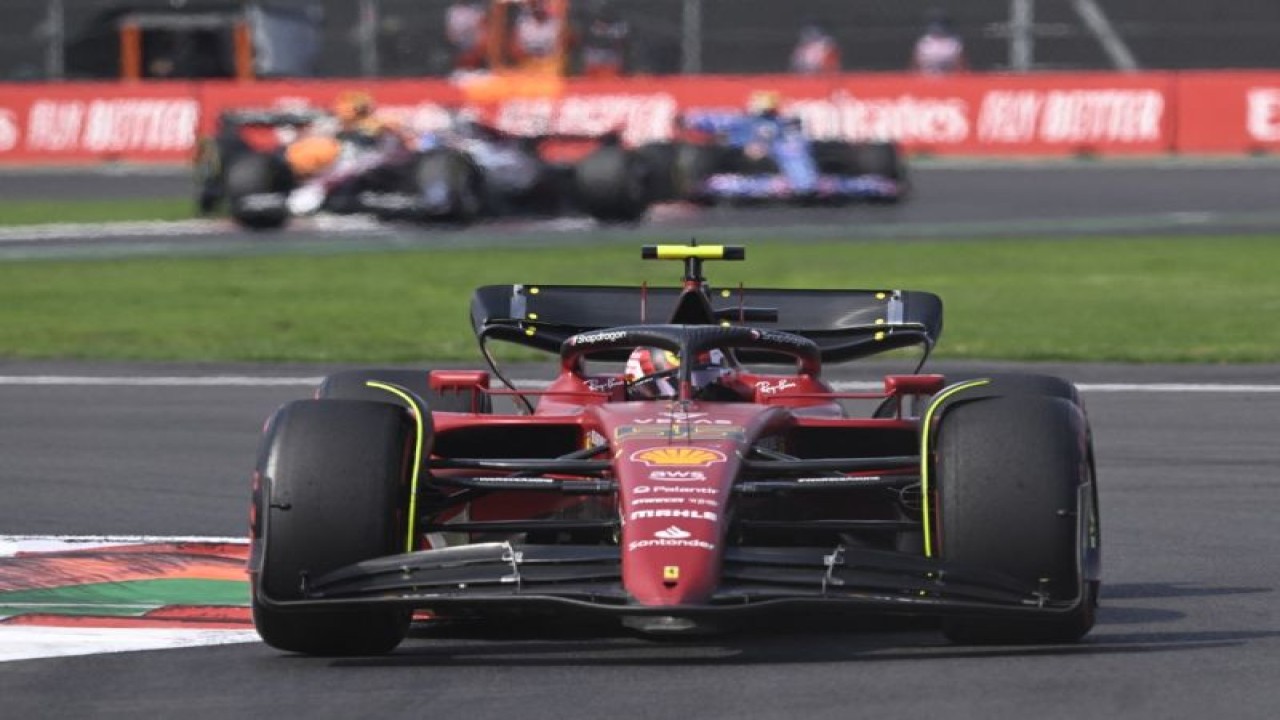 Pebalap tim Ferrari Carlos Sainz menjalani Grand Prix Meksiko, Sirkuit Hermanos Rodriguez, Minggu (30/10/2022) (AFP/RODRIGO ARANGUA)