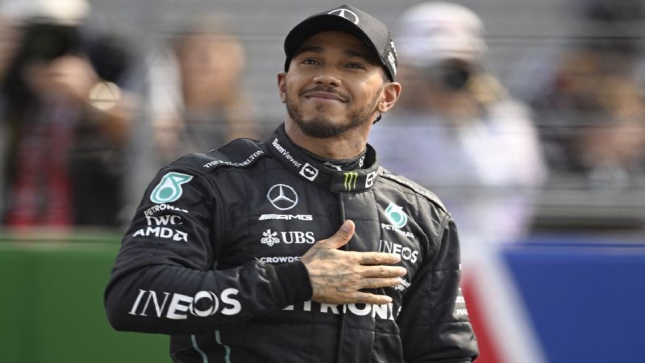 Pebalap tim Mercedes Lewis Hamilton mengamankan P3 saat kualifikasi Grand Prix Meksiko di sirkuit Hermanos Rodriguez, Mexico City. (29/10/2022) (AFP/ALFREDO ESTRELLA)