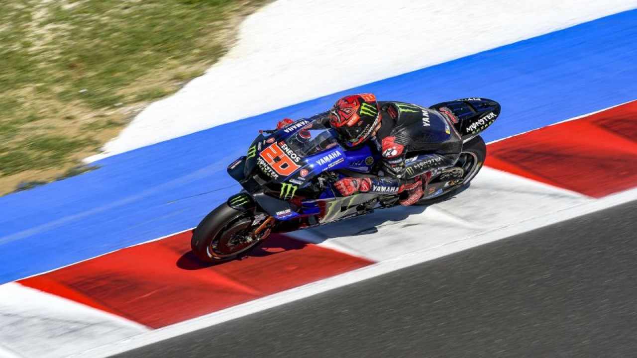 Arsip - Pebalap tim Monster Energy Yamaha Fabio Quartararo menjalani tes ofisial MotoGP di Sirkuit Misano, San Marino. (6/9/2022) (HO via Yamaha Motor Racing SRL)