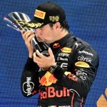 Pebalap tim Red Bull Sergio Perez melakukan selebrasi setelah memenangi Grand Prix Singapura di Sirkuit Marina Bay, Minggu (2/10/2022). (ANTARA/AFP/ROSLAN RAHMAN.)-1668488287