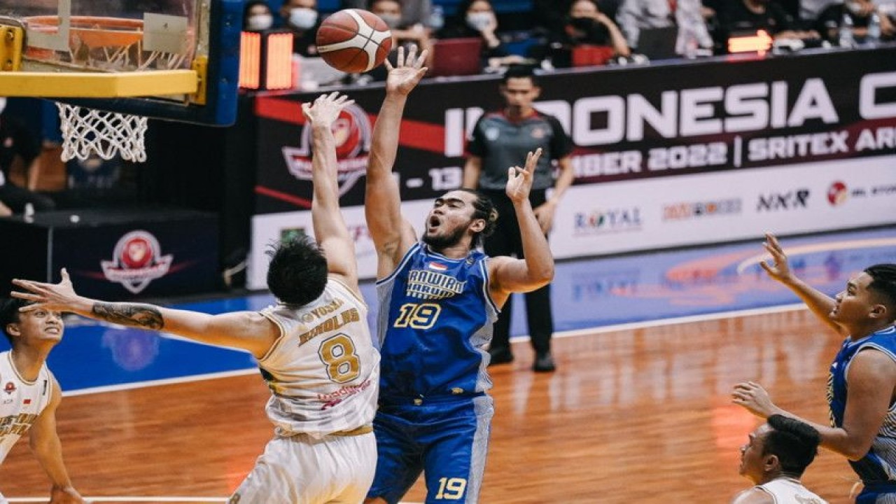 Pebasket Bima Perkasa Ikram Fadhil (tengah) berusaha melewati adangan dua pemain Bali United dalam laga pertama IBL Indonesia Cup 2022 di GOR Sritex Arena Solo, Jawa Tengah, Jumat (4/11/2022). (ANTARA/HO-IBL)