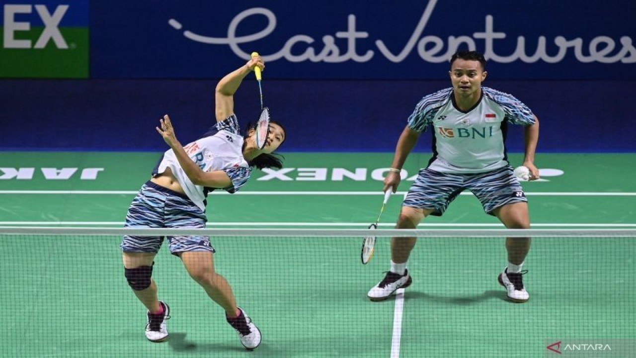 Foto arsip - Pebulu tangkis ganda campuran Indonesia Lisa Ayu Kusumawati (kiri) dan Rehan Naufal Kusharjanto mengembalikan kok ke arah pebulu tangkis ganda campuran Jerman Mark Lamsfuss/Isabel Lohau dalam babak 32 besar Indonesia Open 2022 di Istora Senayan, Jakarta, Selasa (14/6/2022). (ANTARA FOTO/Sigid Kurniawan/rwa.)