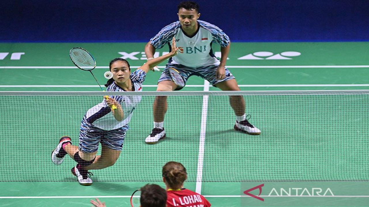 Arsip - Pebulu tangkis ganda campuran Indonesia Lisa Ayu Kusumawati (kiri) dan Rehan Naufal Kusharjanto mengembalikan kok ke arah pebulu tangkis ganda campuran Jerman Mark Lamsfuss/Isabel Lohau dalam babak 32 besar Indonesia Open 2022 di Istora Senayan, Jakarta, Selasa (14/6/2022). Rehan Naufal Kusharjanto/Lisa Ayu Kusumawati gagal melaju babak selanjutnya setelah kalah 13-21, 21-16, 17-21. ANTARA FOTO/Sigid Kurniawan/rwa.