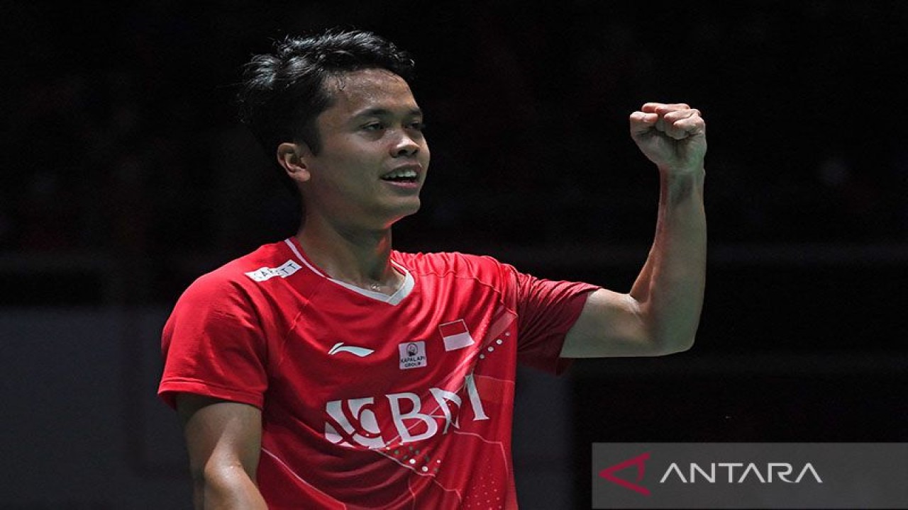 Pebulu tangkis tunggal putra Indonesia Anthony Sinisuka Ginting merayakan kemenangannya melawan Kodai Naraoka dari Jepang pada final tunggal putra turnamen bulu tangkis Singapura Open 2022 di Singapura pada (17/7/2022). ANTARA/Roslan Rahman/AFP/pri. (AFP/ROSLAN RAHMAN)