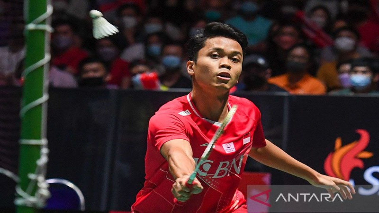 Arsip - Pebulu tangkis tunggal putra Indonesia Anthony Sinisuka Ginting melakukan pukulan balik melawan Kodai Naraoka dari Jepang pada final tunggal putra turnamen bulu tangkis Singapura Open 2022 di Singapura pada (17/7/2022). ANTARA/Roslan Rahman/AFP/pri.