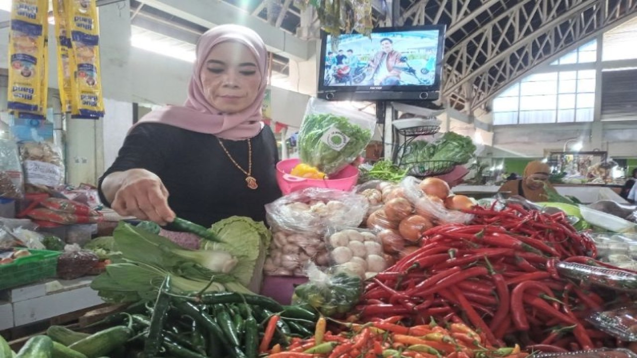 Pedagang sembako di Pasar Tradisional Kabupaten Batang sedang menunggu pembeli. (ANTARA/HO-Humas Kabupaten Batang)