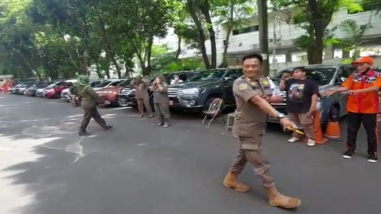 Sejumlah pegawai di Kantor Wali Kota Jakarta Pusat berhamburan keluar gedung akibat gempa dengan kekuatan 5,6 magnitudo pukul 13.21 WIB, Senin (21/11/2022). (ANTARA/Ulfa Jainita)