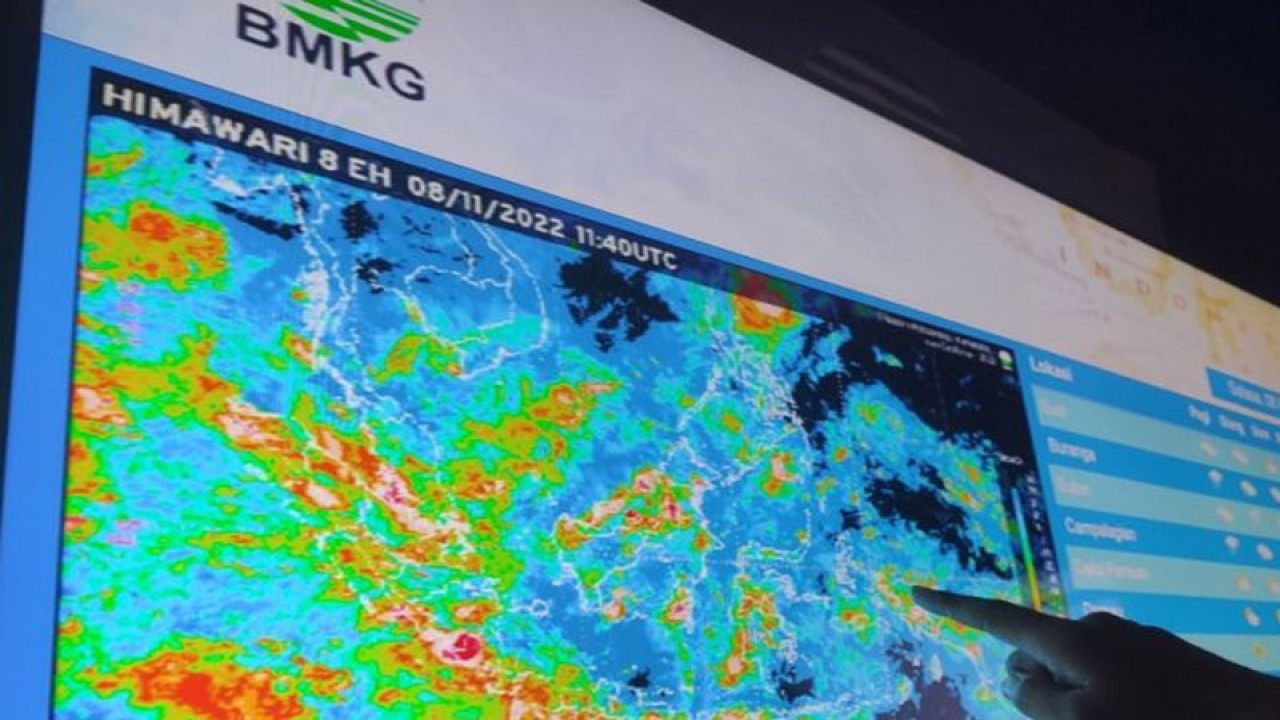 Pegawai BMKG menunjukkan peta pantauan citra satelit di kantor BMKG Wikayah IV Makassar, Sulawesi Selatan. ANTARA/Darwin Fatir.