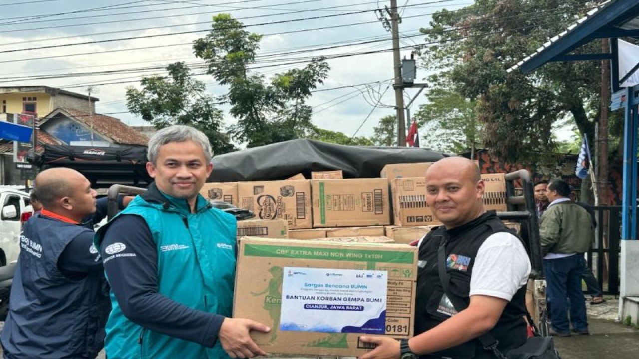 Pegawai IDSurvey salurkan bantuan untuk korban gempa bumi di Kabupaten Cianjur, Jawa Barat. (ANTARA/HO-BKI)