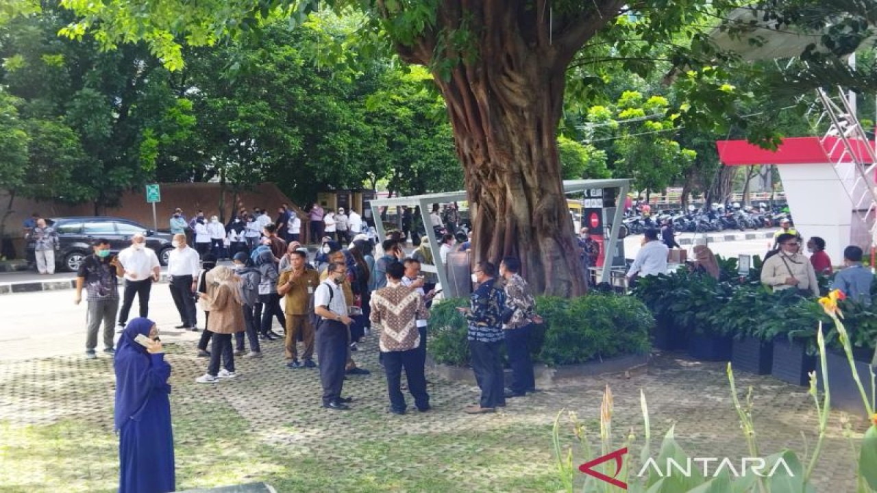 Pegawai Komisi Pemberantasan Korupsu (KPK) tampak keluar dari Gedung KPK, Jakarta, Senin (21/11/2022) pasca gempa bumi yang terjadi di Kabupaten Cianjur, Jawa Barat. ANTARA/Benardy Ferdiansyah