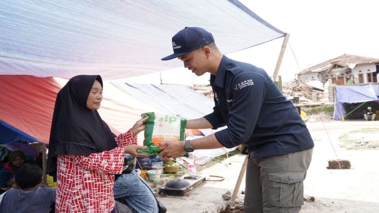 Pegawai PT Pupuk Indonesia (Persero) memberikan bantuan beras kepada korban gempa bumi di Cianjur, Jawa Barat. ANTARA/HO-Pupuk Indonesia