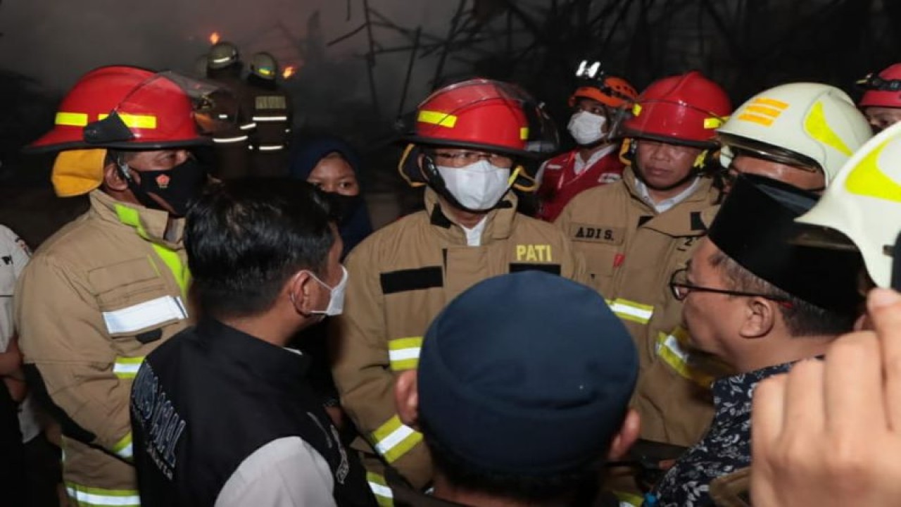 Penjabat Gubernur DKI Jakarta Heru Budi Hartono (tengah berkacamata) meninjau lokasi kebakaran kubah Jakarta Islamic Center (JIC) di Koja, Jakarta Utara, Rabu (19/10/2022). ANTARA/HO-Kominfotik Jakarta Utara