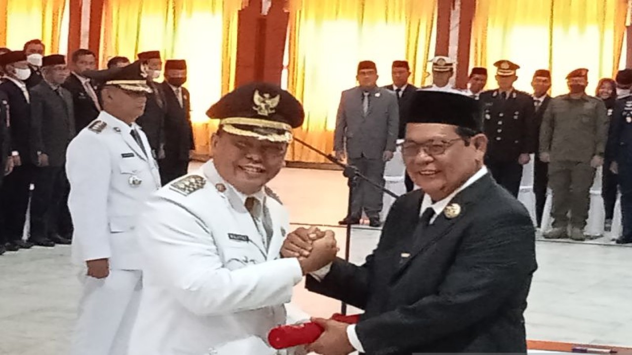 Pejabat Bupati Barito Kuala dan Gubernur Kalsel H Sahbirin Noor saat acara pelantikan pejabat Bupati Barito Kuala dan pejabat Bupati Hulu Sungai Utara di gedung Mahligai Pancasila Banjarmasin, Senin (21/11/2022). ANTARA/Sukarli