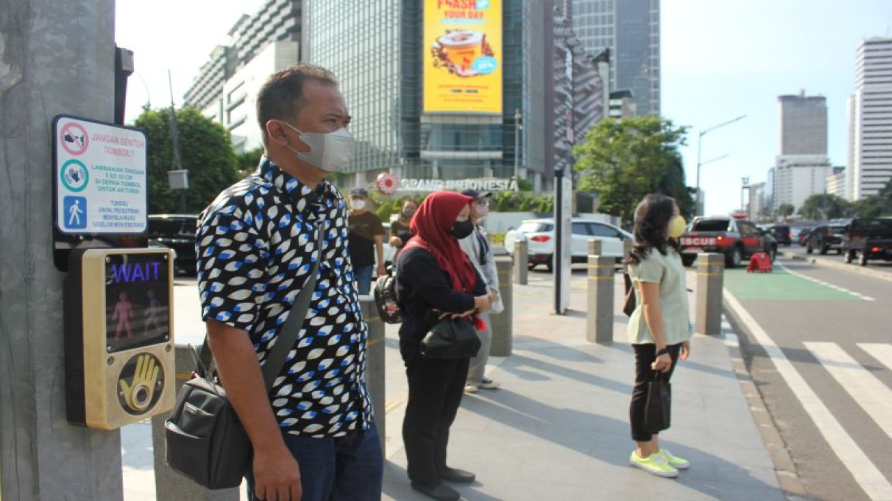 Arsip - Sejumlah pejalan kaki menunggu waktu untuk menyeberang di pelican cross di Kawasan Bundaran Hotel Indonesia, Jakarta, Selasa (5/7/2022). ANTARA FOTO/Agha Yuninda/wsj/aww.