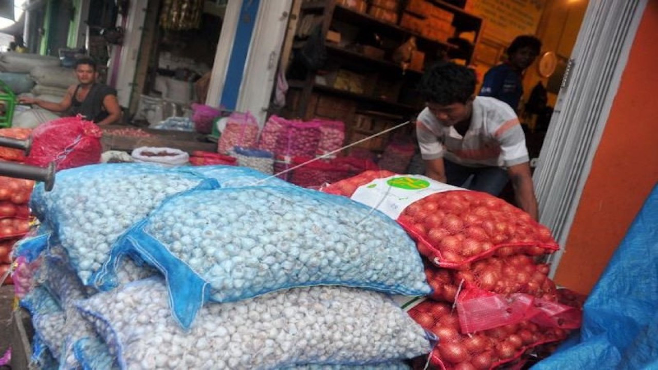 Pekerja mengangkut karung bawang di salah satu agen di kawasan Pasar 16 Ilir Palembang, Sumsel, Selasa (16/5). (ANTARA FOTO/Feny Selly/aww/17)