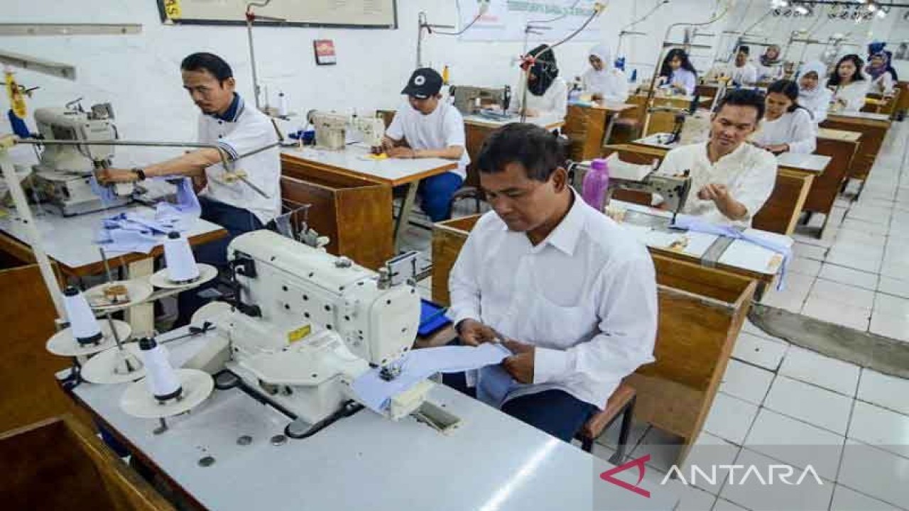 Ilustrasi - Pekerja menjahit kain di industri tekstil rumahan di Bandung, Jawa Barat. ANTARA FOTO/Raisan Al Farisi/aa.