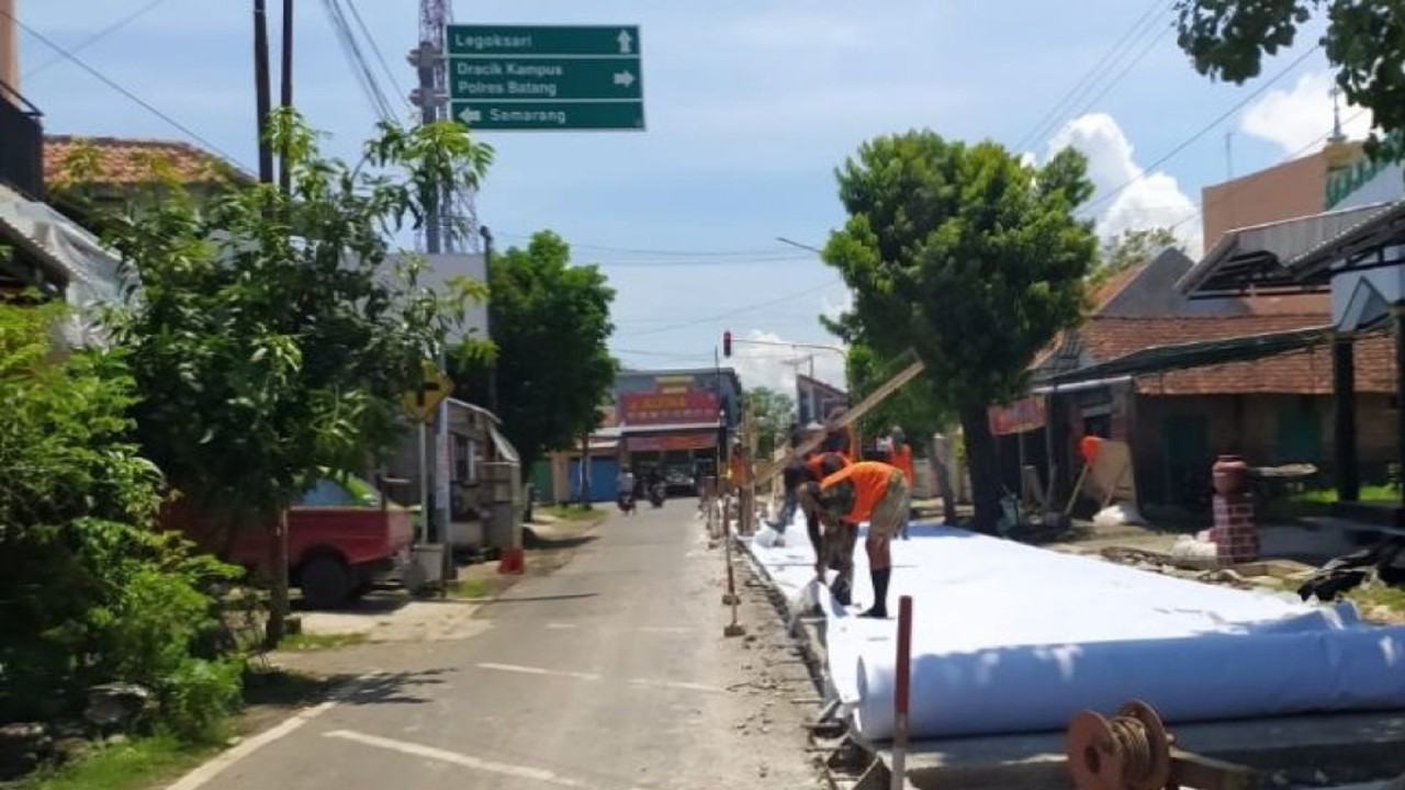 Pekerja proyek sedang melakukan perbaikan ruas jalan di Jalan KH. Achmad Dahlan. (ANTARA/Kutnadi)