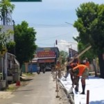 Pekerja proyek sedang melakukan perbaikan ruas jalan di Jalan KH. Achmad Dahlan. (ANTARA/Kutnadi)-1668423527