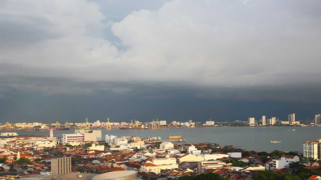 Lanskap kawasan pelabuhan dan industri Penang terlihat dari George Town, Penang, Malaysia, Senin (28/11/2022). (ANTARA/Virna P Setyorini)