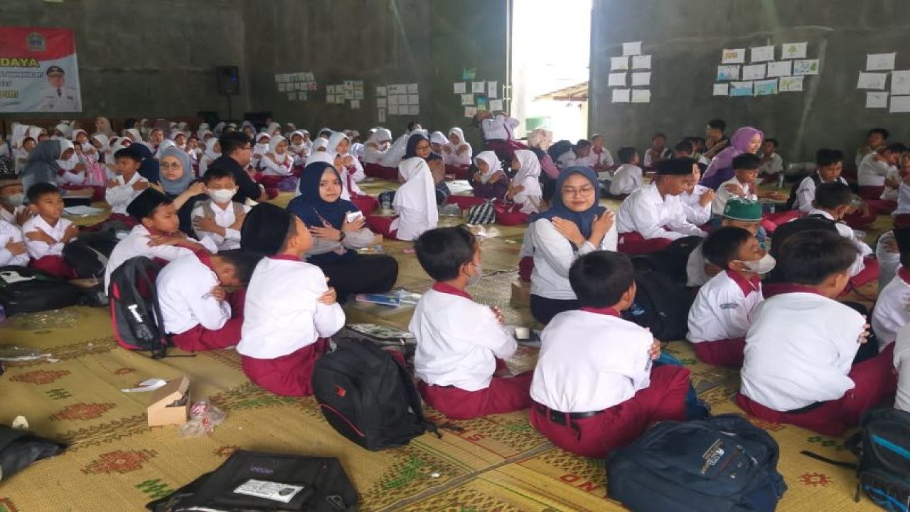 Pelajar Sekolah Dasar Muhammadiyah 3 Bogor Playen, Gunung Kidul, mendapatkan Layanan Dukungan Psikososial di Yogyakarta, Senin (14/11/2022). (ANTARA/HO-Kemensos)