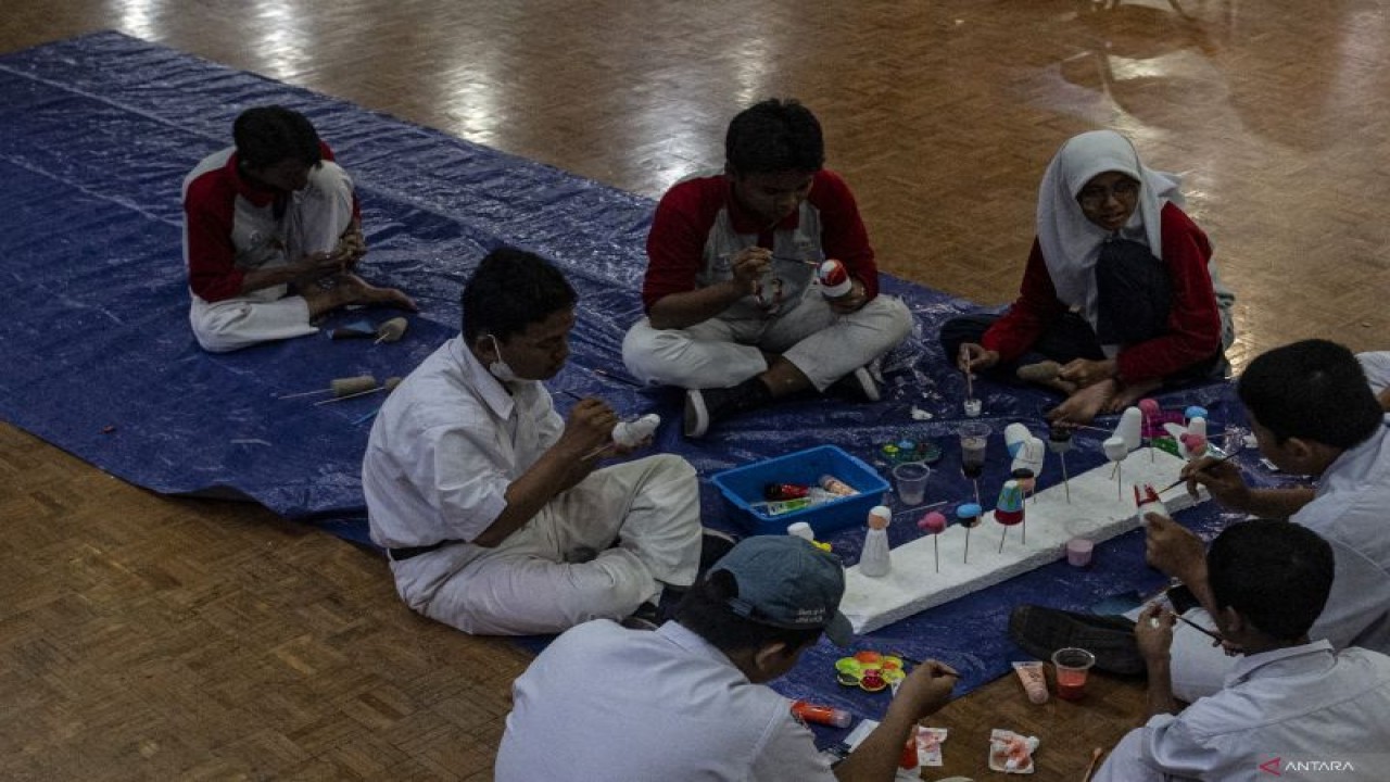 Sejumlah pelajar berkebutuhan khusus mengikuti pelatihan seni rupa kriya di Balai Latihan Kesenian Jakarta Pusat, Jakarta, Senin (29/8/2022). Pelatihan yang diadakan Sudin Kebudayaan Jakarta Pusat itu diikuti oleh 30 peserta dengan tujuan memberikan bekal keterampilan bagi pelajar berkebutuhan khusus, yang nantinya bisa dikembangkan sendiri dan menjadi alternatif untuk mengisi dunia kerja. ANTARA FOTO/Aprillio Akbar/rwa.