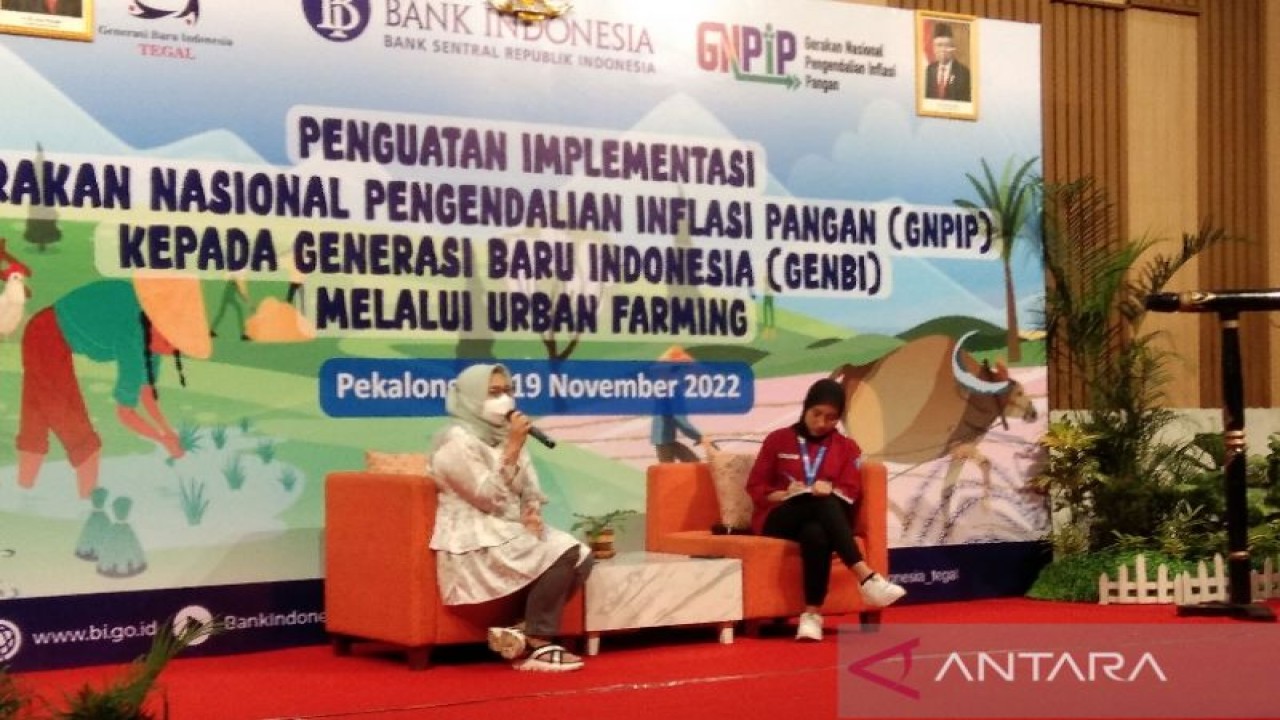 Pelaksana Fungsi Data Statistik dan Ekonomi Keuangan Kantor Perwakilan Bank Indonesia (BI) Tegal Nanda Pinandita Ramadhani pada acara Penguatan Implementasi Gerakan nasional, Pengendalian Inflasi,  Pangan Kepada Generasi baru Indonesia Melalui Farming di Pekalongan, Sabtu (19/11/2022).  (ANTARA/Kutnadi)