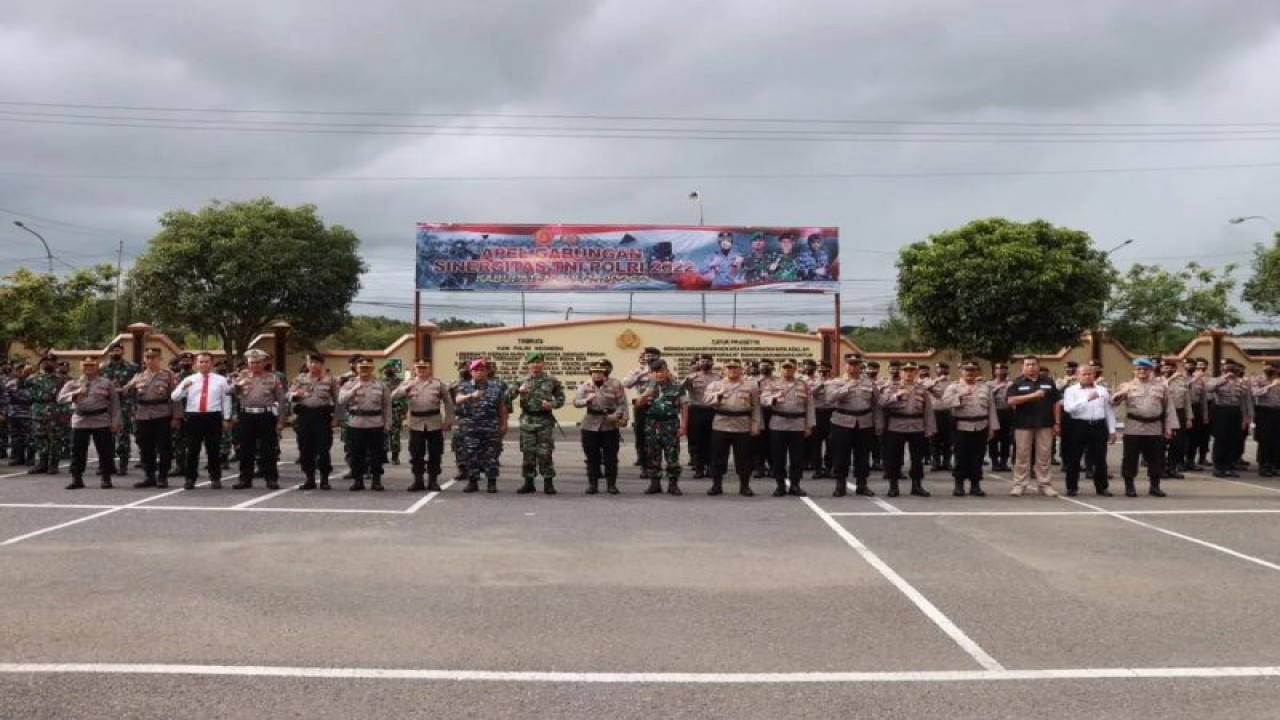 Pelaksanaan Apel Gabungan Sinergitas TNI Polri di H Halaman depan Polres Kulon Progo, Jumat (11/11). (ANTARA/HO-Dokumen Polres Kulon Progo)