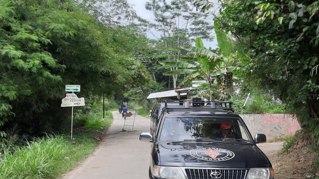 Warga memasang pelang meminta bantuan di pinggir Jalan Raya Nagrak, Kecamatan Cianjur, Kabupaten Cianjur, Jawa Barat, Rabu (23/11/2022). ANTARA/Laily Rahmawaty