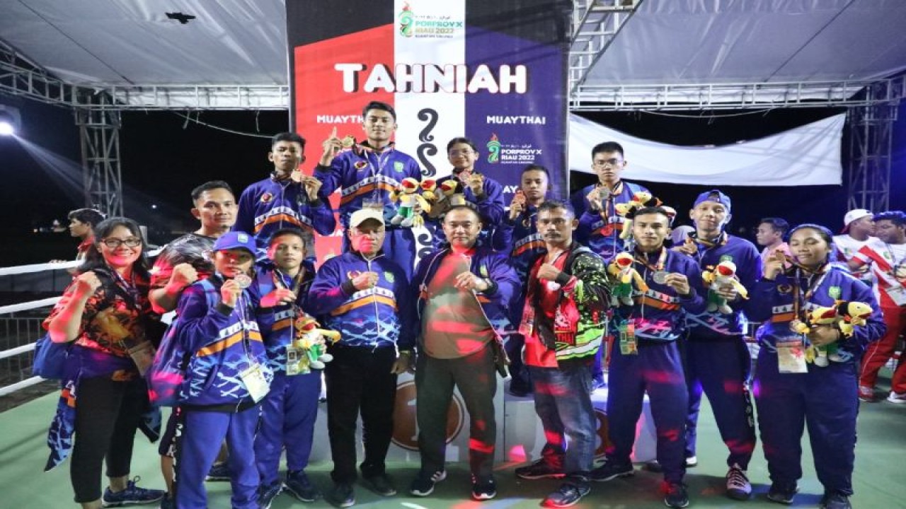 Pelatih dan atlet Muay Thai Kabupaten Siak usai bertanding di Porprov X Riau. Kontingen ini berhasil meraih 14 medali dengan dua di antaranya emas. (ANTARA/HO-Muay Thai Siak)