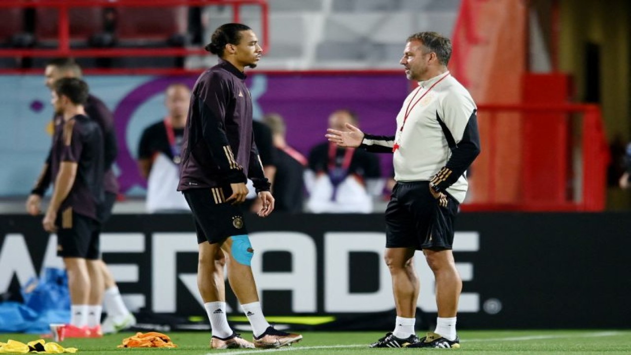 Pelatih Jerman Hansi Flick dan Leroy Sane saat latihan di Al Shamal Stadium, Al Shamal, Qatar, 26 November 2022. (REUTERS/ANNEGRET HILSE)