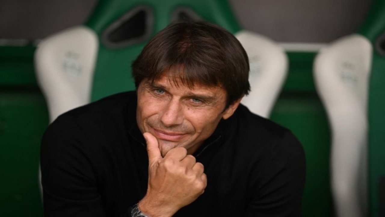 Pelatih kepala Tottenham Hotspur asal Italia Antonio Conte menjelang pertandingan Grup D Liga Champions UEFA melawan Sporting Lisbon di Stadion Jose Alvalade di Lisbon pada 13 September 2022. (Photo by PATRICIA DE MELO MOREIRA / AFP) (AFP/PATRICIA DE MELO MOREIRA)