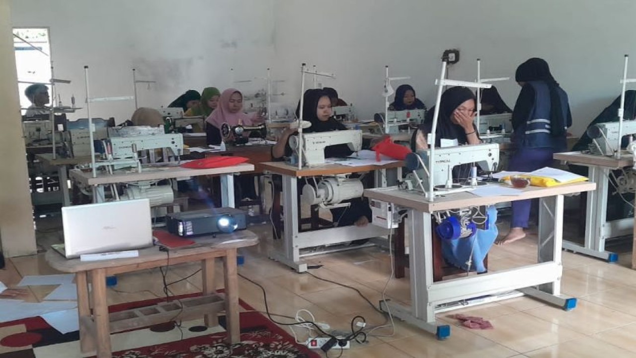 Pelatihan dan Pengembangan Konveksi Listrik serta Ecoprint yang digelar PLN untuk sejumlah perempuan di Kabupaten Soppeng, Sulsel. ANTARA Foto/HO-Humas PLN UID Sulselrabar