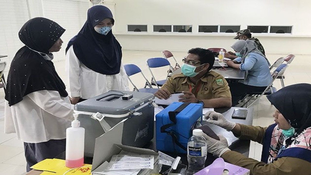 Arsip Foto. Calon penumpang pesawat melakukan registrasi di gerai pelayanan vaksinasi COVID-19 yang disediakan TNI AU di Bandar Udara Internasional Hang Nadim di Kota Batam, Provinsi Kepulauan Riau, Selasa (12/7/2022). (ANTARA/Yude)