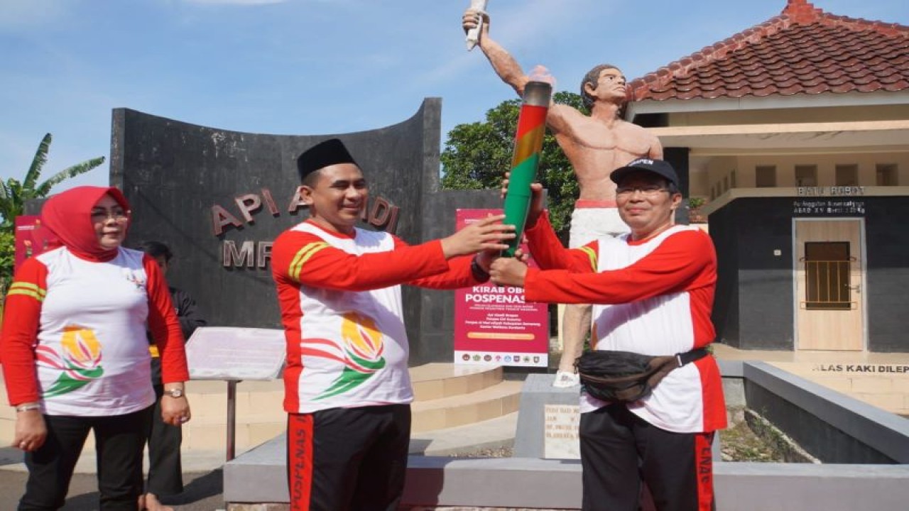 Pelepasan api Pospenas IX oleh Wakil Gubernur Jawa Tengah Taj Yasin bersama Direktur Pendidikan Diniyah dan Pondok Pesantren Kemenag, Waryono Abdul Ghafur di Grobogan, Jateng, Senin (21/11/2022) . (FOTO ANTARA/HO-Kemenag)