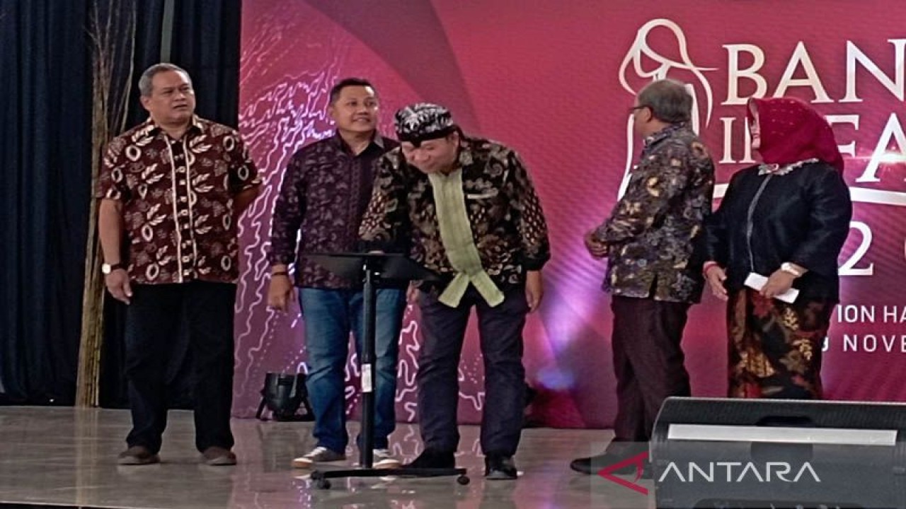 Bupati Banyumas Achmad Husein (tengah) menekan tombol peluncuran aplikasi Simaster dan Sigoakmas dalam rangkaian acara "Banyumas in Fashion 2022" di Convention Hall Menara Teratai, Purwokerto, Kabupaten Banyumas, Sabtu (19/11/2022). ANTARA/Sumarwoto