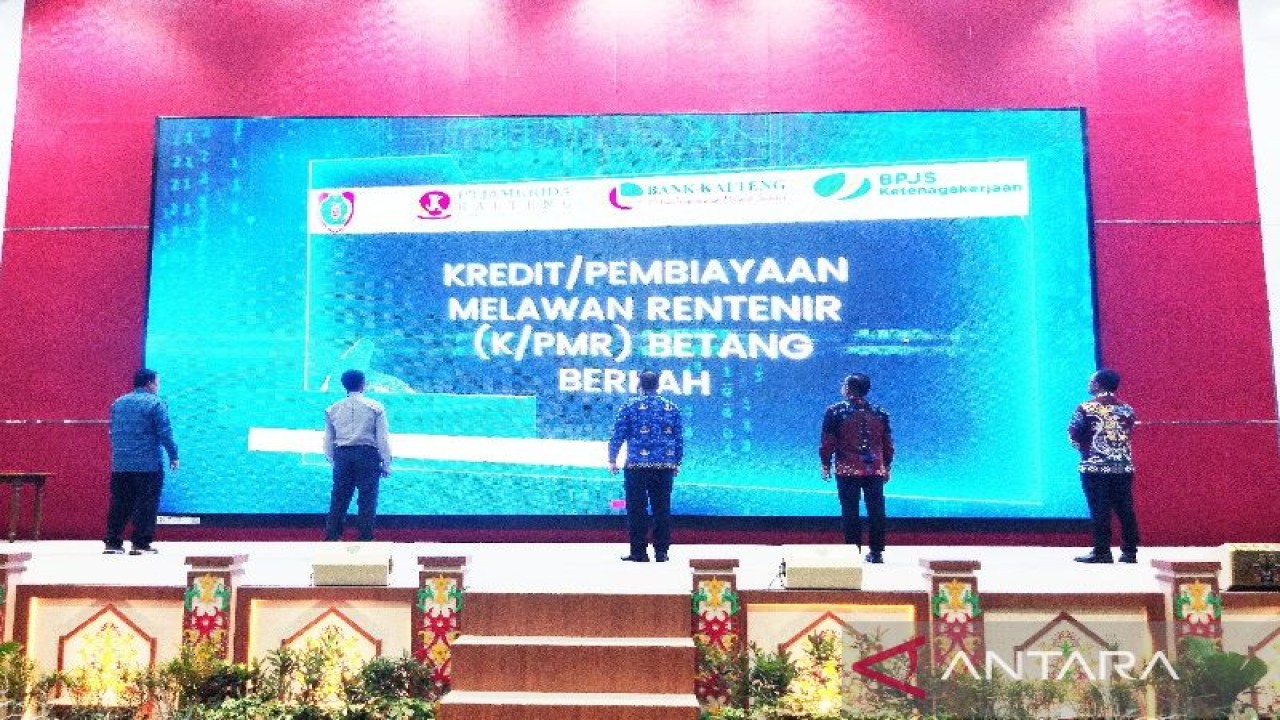 Peluncuran Program Kredit Melawan Rentenir Betang Berkah di Palangka Raya, Kamis, (17/11/2022). (ANTARA/Muhammad Arif Hidayat)