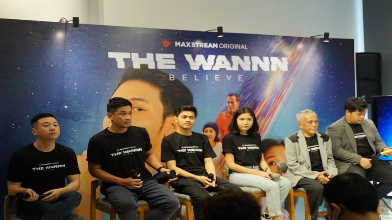 Pemain esport profesional EVOS Muhammad "Wannn" Ridwan (tengah) bersama EVOS dan MAXstream dalam peluncuran film "The Wannn Believe Movie" di Jakarta, Rabu (16/11/2022). (ANTARA/HO)