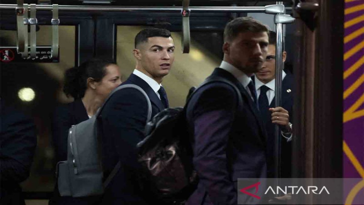 Pemain Portugal Cristiano Ronaldo tiba di Doha untuk perhelatan Piala Dunia Qatar 2022 di Hamad International Airport, Doha, Qatar, Jumat (18/11/2022). ANTARA FOTO/REUTERS/Molly Darlington/rwa.